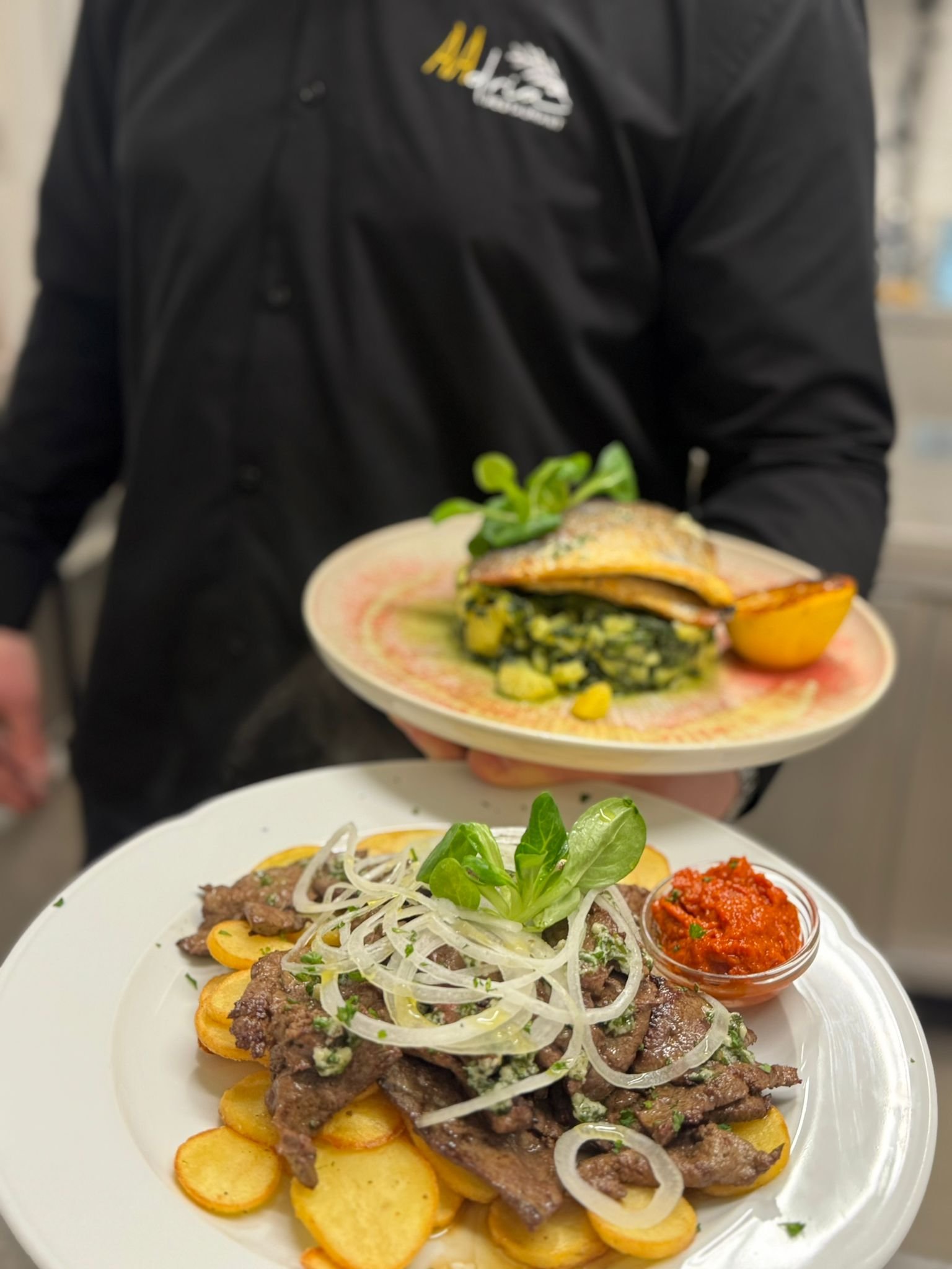 Hauptgericht präsentiert von einem Kellner im Kroatisches Restaurant AAdria Aalen